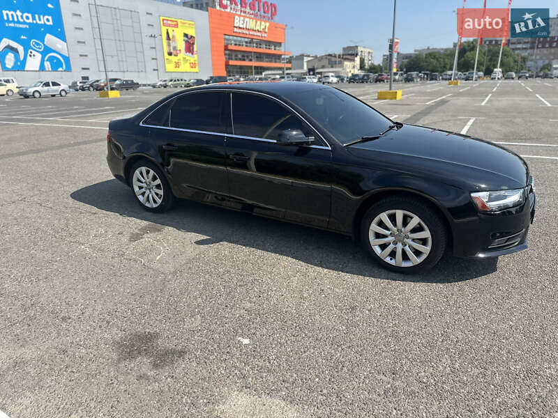 Седан Audi A4 2012 в Чернівцях