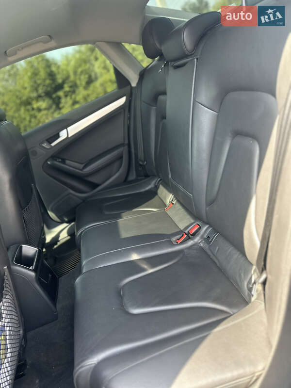 Седан Audi A4 2012 в Чернівцях