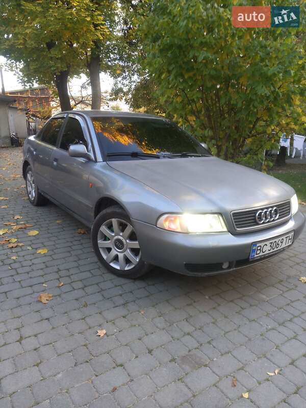 Седан Audi A4 1996 в  фото Седан Audi A4 1996 в