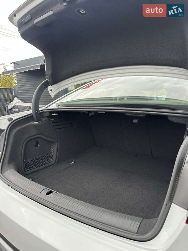 Седан Audi A4 2019 в Білогородці