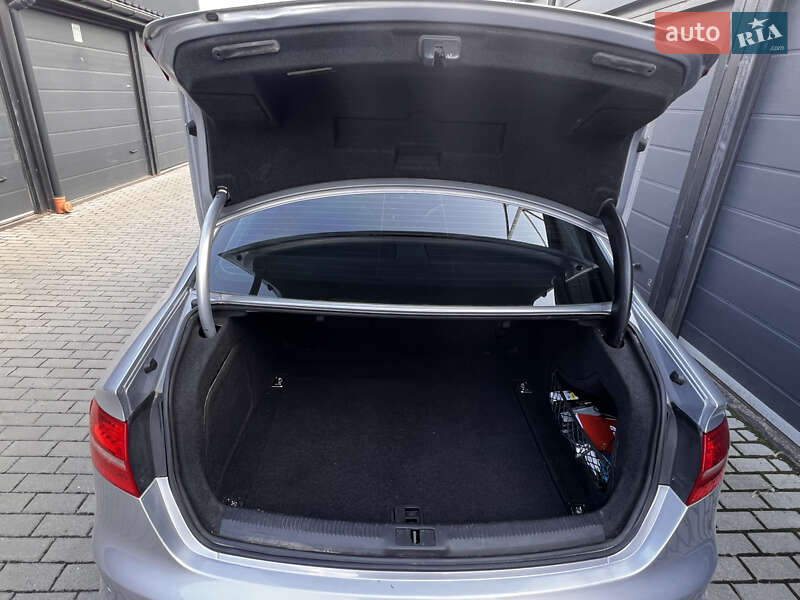 Седан Audi A4 2015 в Львові