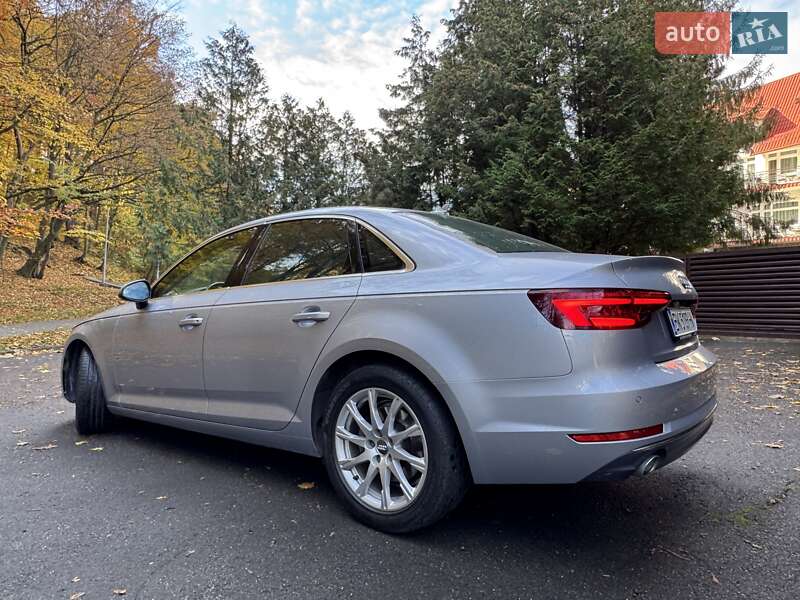 Седан Audi A4 2018 в Львове
