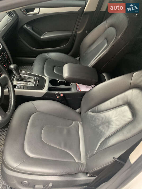 Седан Audi A4 2011 в Львові