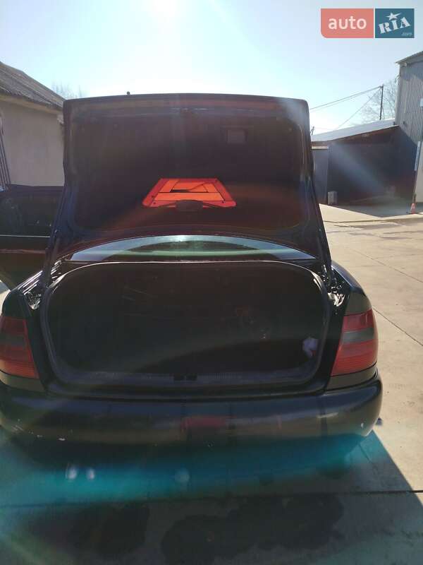 Седан Audi A4 1996 в Новоселиці