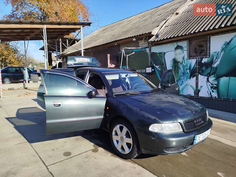 Седан Audi A4 1996 в Новоселиці