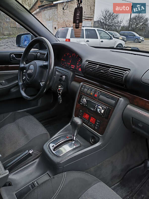 Седан Audi A4 1998 в Золочеве