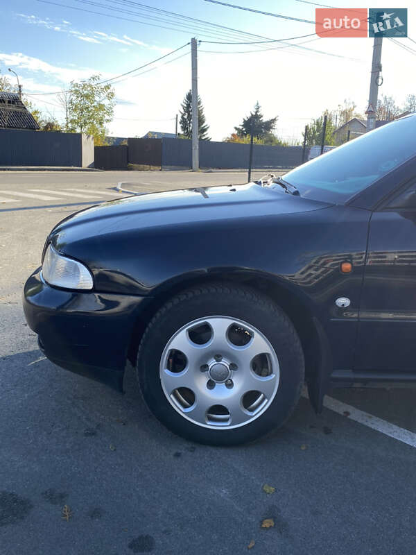 Седан Audi A4 1996 в Буче