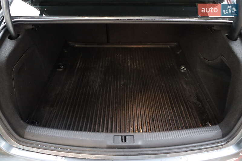 Седан Audi A4 2015 в Львові