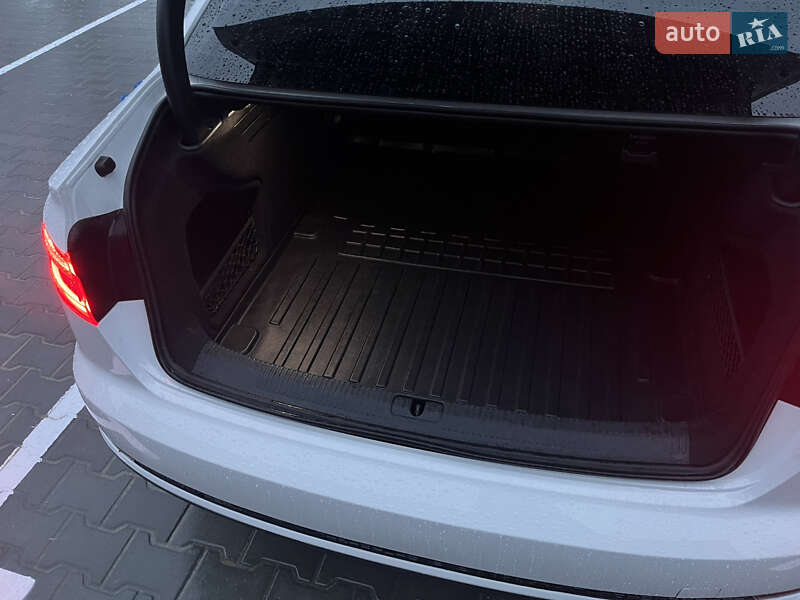 Седан Audi A4 2016 в Виннице