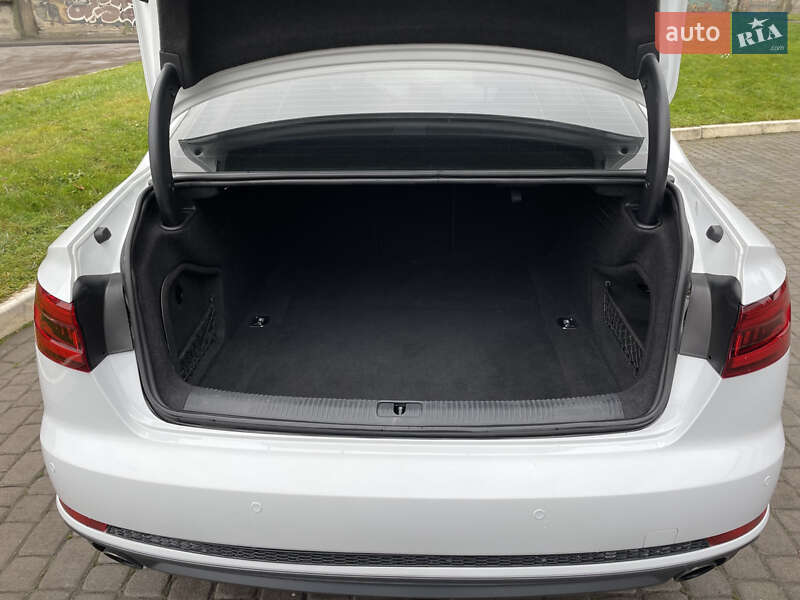 Седан Audi A4 2017 в Львове