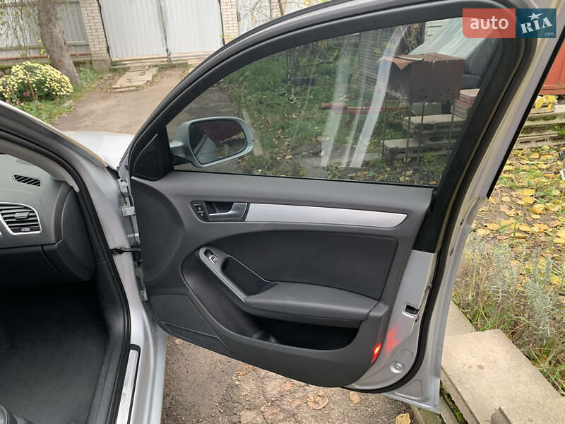 Седан Audi A4 2013 в Коростене