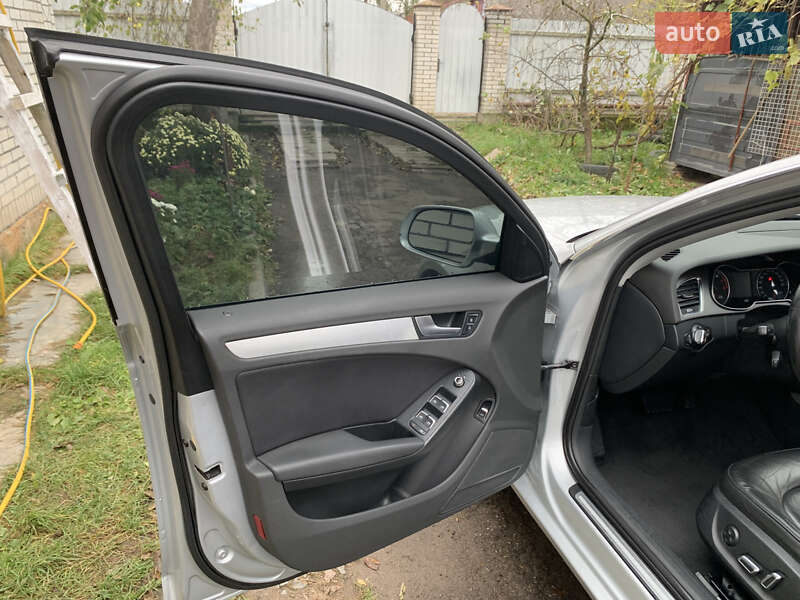 Седан Audi A4 2013 в Коростене