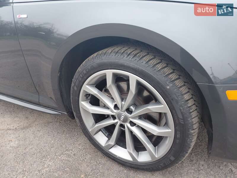 Седан Audi A4 2019 в Шпикові