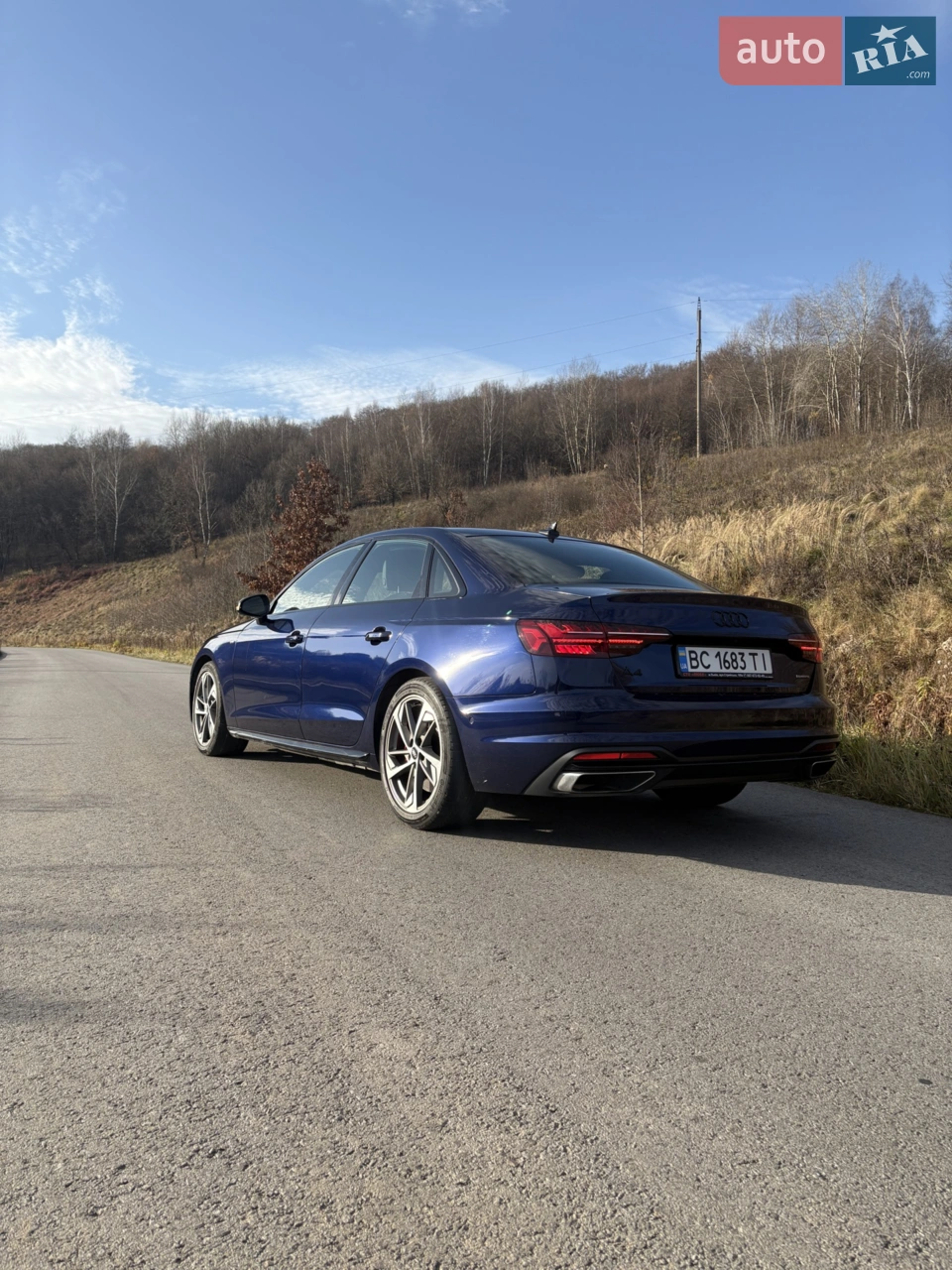 Audi A4 S-Line, максимальна комплектація Prestige
- фари matrix led  (розблокована функція адаптивного динамічного керування світлом)
- камери 360
- проекція на лобове скло
- сидіння алькантара
- музика  BANG & OLUFSEN
- акустичні (подвійні) передні вікна
- DISTRONIC адаптивний круїз контроль, утримання в смугах, авто паркування. 
- підігрів керма, передніх та задніх сидінь
- трьох зонний клімат контроль
- car play
Офіційно переведена на Український ринок, сервісне обслуговування в офіційного дилера. Один власник на Україні.
Є сколи на капоті та шоферській дверці, потертий знизу передній бампер, поцарапаний задній бампер. 
Нові зимові колеса
