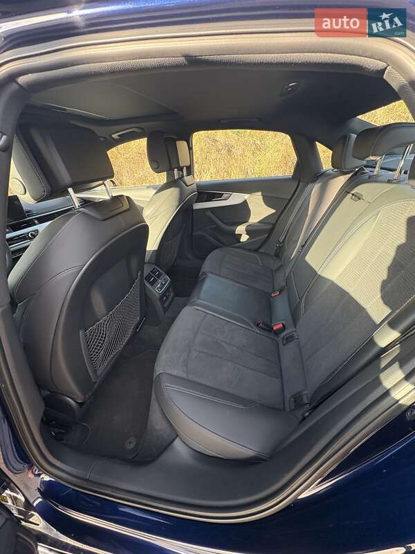 Седан Audi A4 2022 в Львові