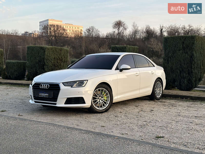 Седан Audi A4 2016 в Дніпрі