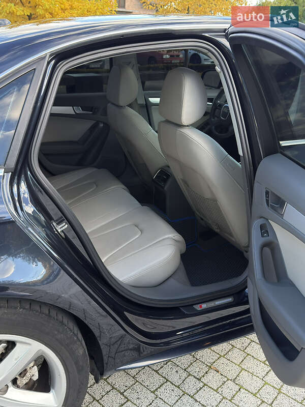 Седан Audi A4 2012 в Львове