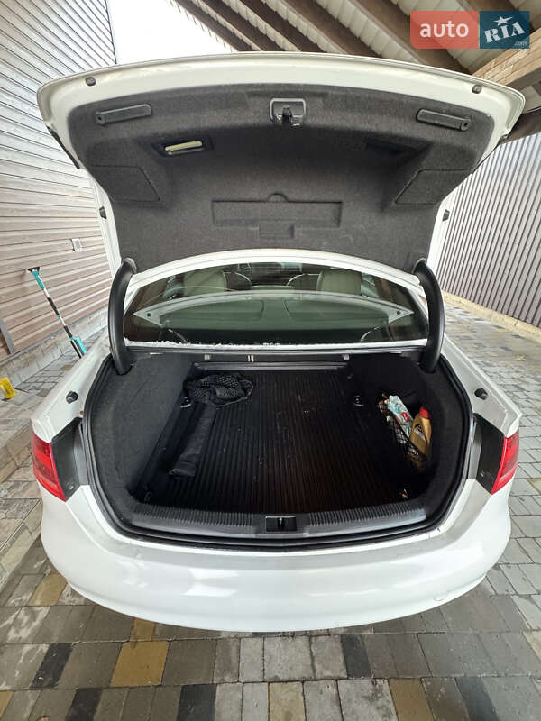 Седан Audi A4 2012 в Луцьку