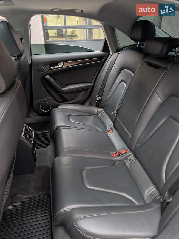 Седан Audi A4 2015 в Львове