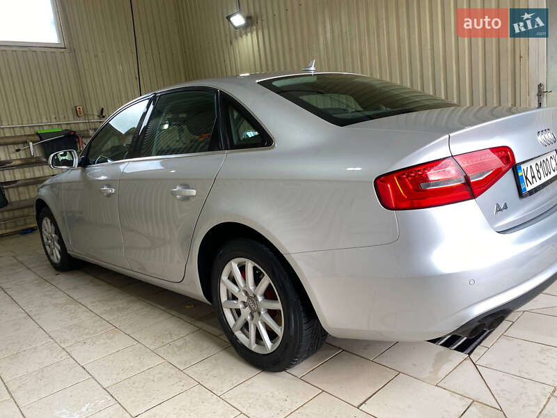 Седан Audi A4 2013 в Вараше