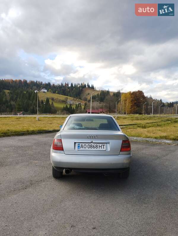 Седан Audi A4 1996 в Верховине