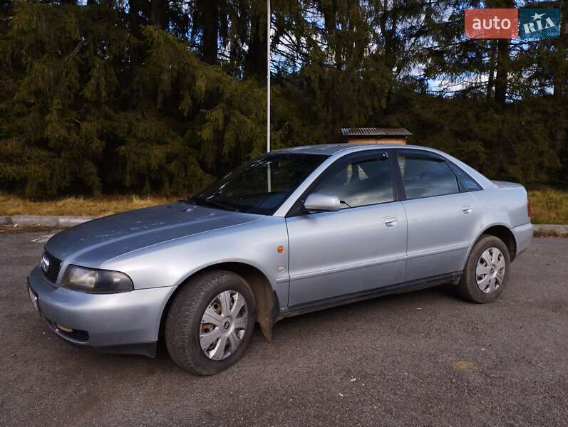 Седан Audi A4 1996 в Верховине