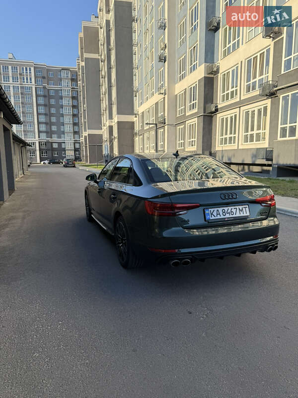Седан Audi A4 2016 в Чернігові