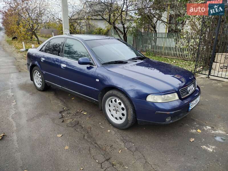Седан Audi A4 2000 в Роздільній