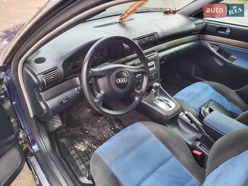 Седан Audi A4 2000 в Роздільній