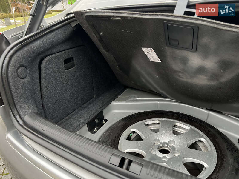 Седан Audi A4 2003 в Жовкві