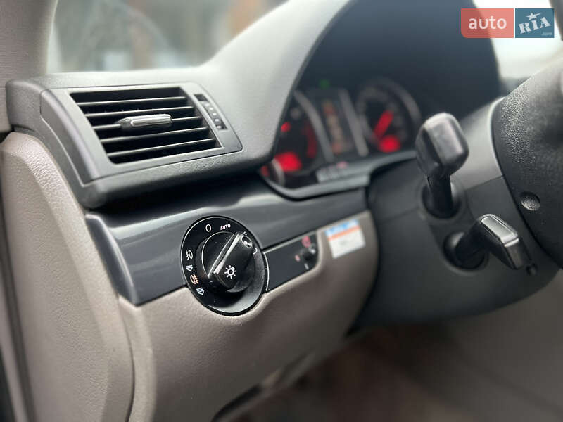 Седан Audi A4 2003 в Жовкві