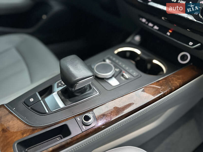 Седан Audi A4 2018 в Ровно