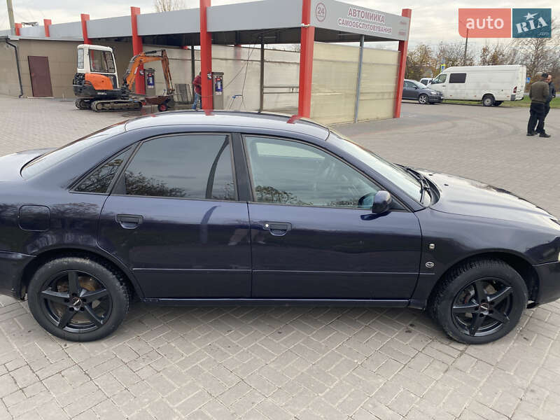 Седан Audi A4 1996 в Нововолынске