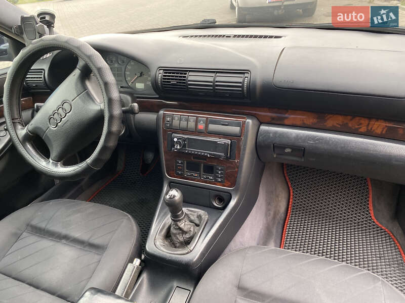 Седан Audi A4 1996 в Нововолынске