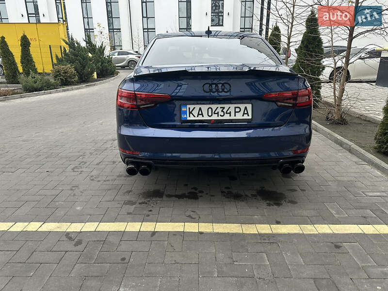 Седан Audi A4 2017 в Киеве