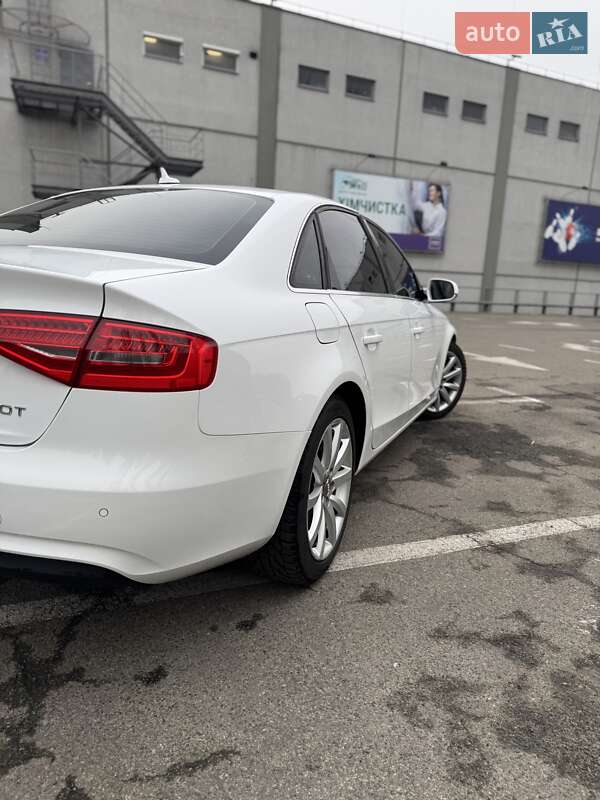 Седан Audi A4 2012 в Вишневом