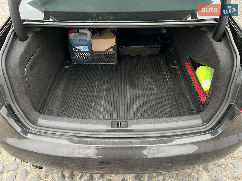 Седан Audi A4 2010 в Луцке