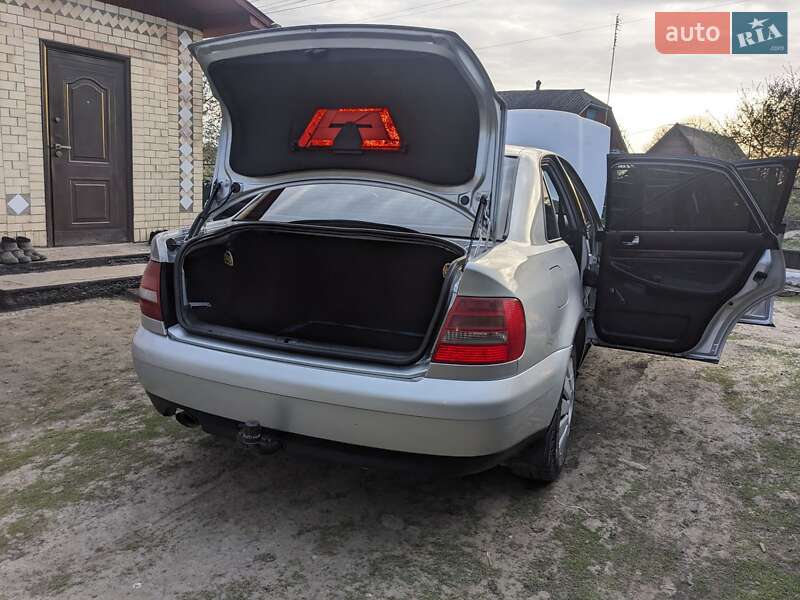Седан Audi A4 1999 в Коровьем