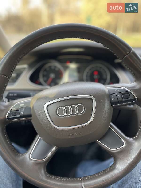 Седан Audi A4 2014 в Львове