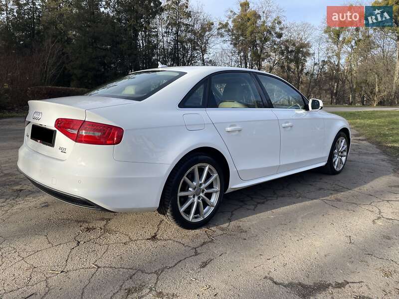 Седан Audi A4 2014 в Львове