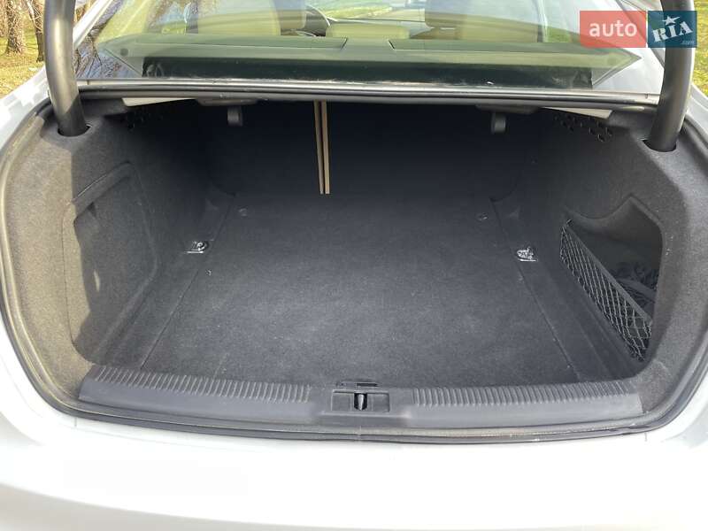 Седан Audi A4 2014 в Львове