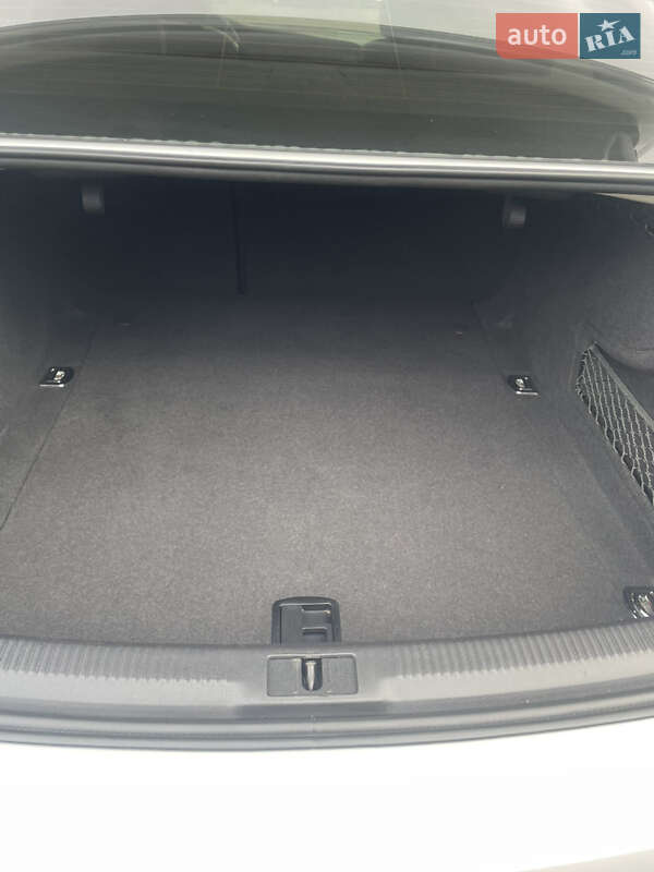 Седан Audi A4 2014 в Луцке