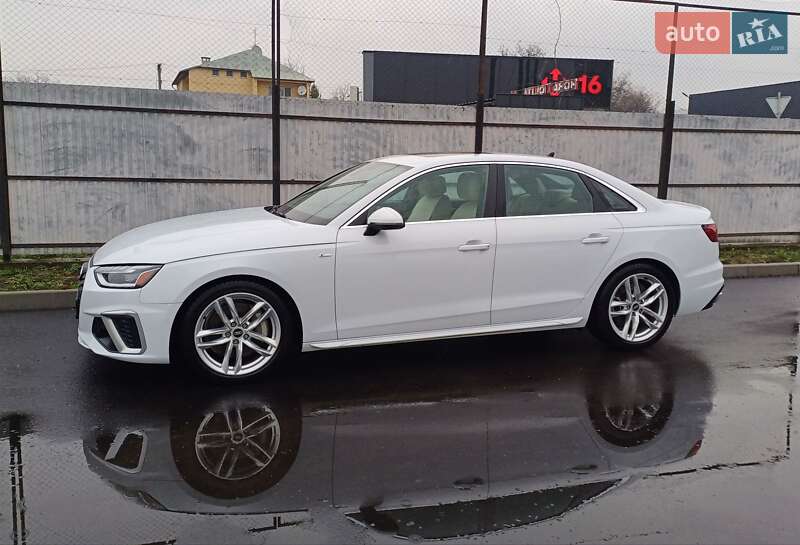 Седан Audi A4 2022 в Ужгороде