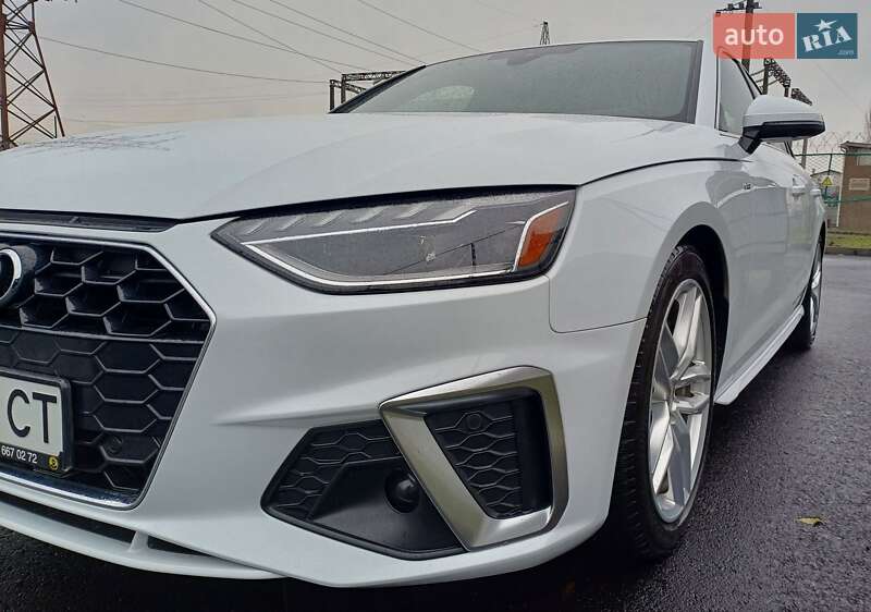 Седан Audi A4 2022 в Ужгороде