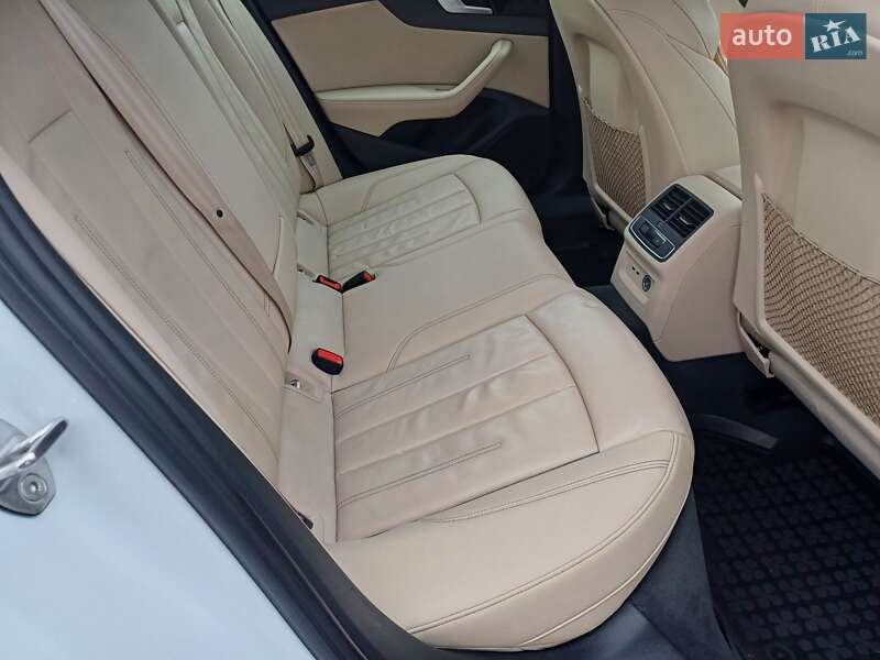 Седан Audi A4 2022 в Ужгороде