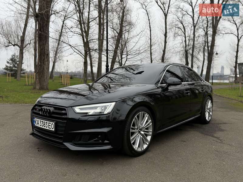 Седан Audi A4 2016 в Киеве