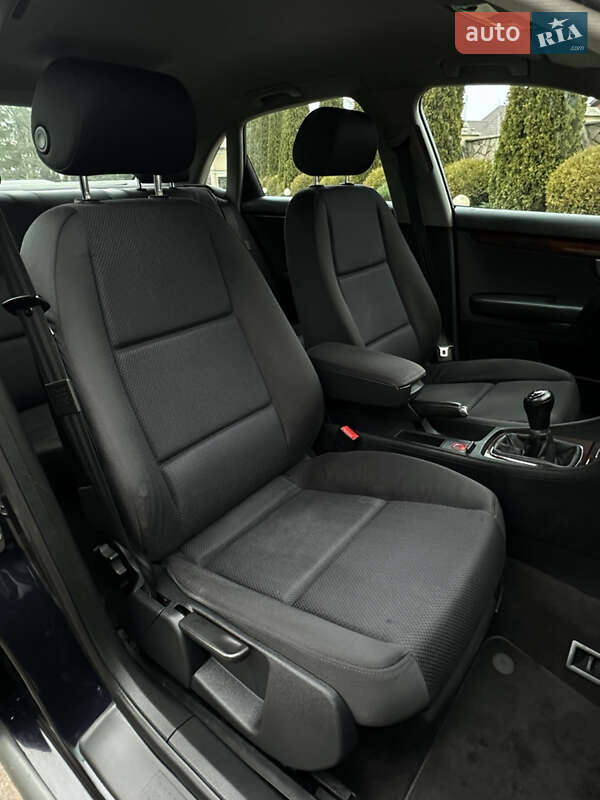 Седан Audi A4 2003 в Сарнах