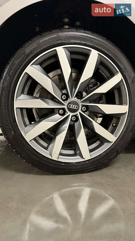 Седан Audi A4 2022 в Львове