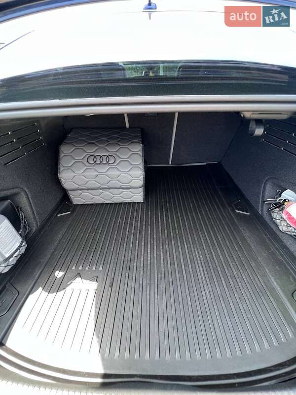 Седан Audi A4 2019 в Ивано-Франковске