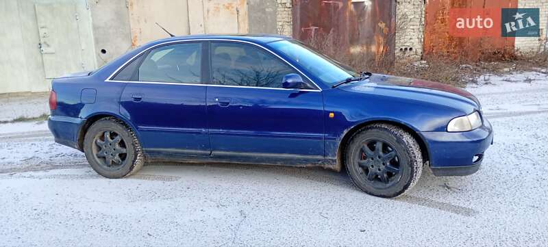 Седан Audi A4 1998 в Сумах